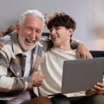 Un adulto mayor en casa