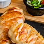 Pollo a la plancha con aderezo de salsa de miel