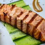 Salmón a la parrilla con vegetales