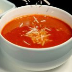 Sopa de tomate y albahaca