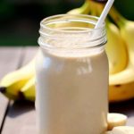 Batido de plátano y leche con almendras