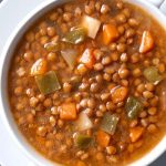 Sopa energizante de verduras y lentejas