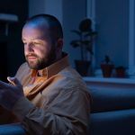 La luz artificial de noche puede aumentar el hambre